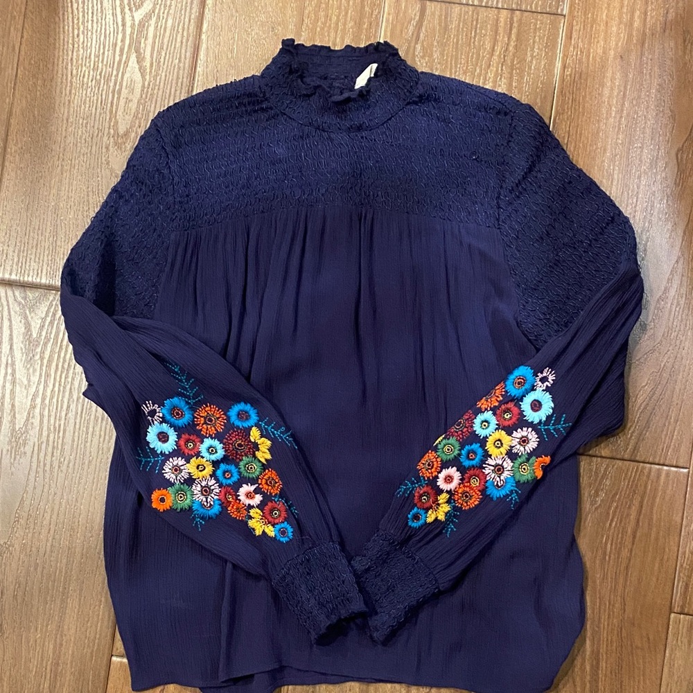 Floral Embroidered Navy Blouse size Medium
